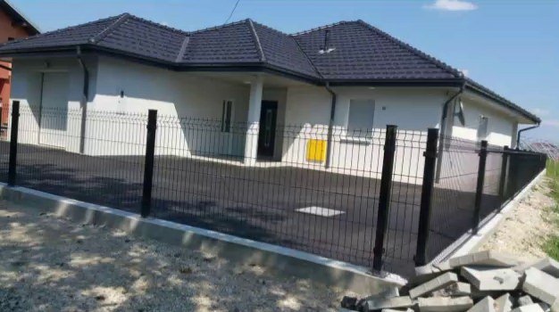Bungalow mit frisch gedämmter weißer Fassade