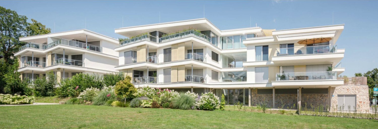 Terrassierte Wohnanlage mit weißer Putzfassade